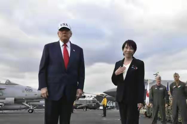 见到特朗普，高市早苗那是真开心，他们俩搂肩挽臂友谊的小船荡漾起来。