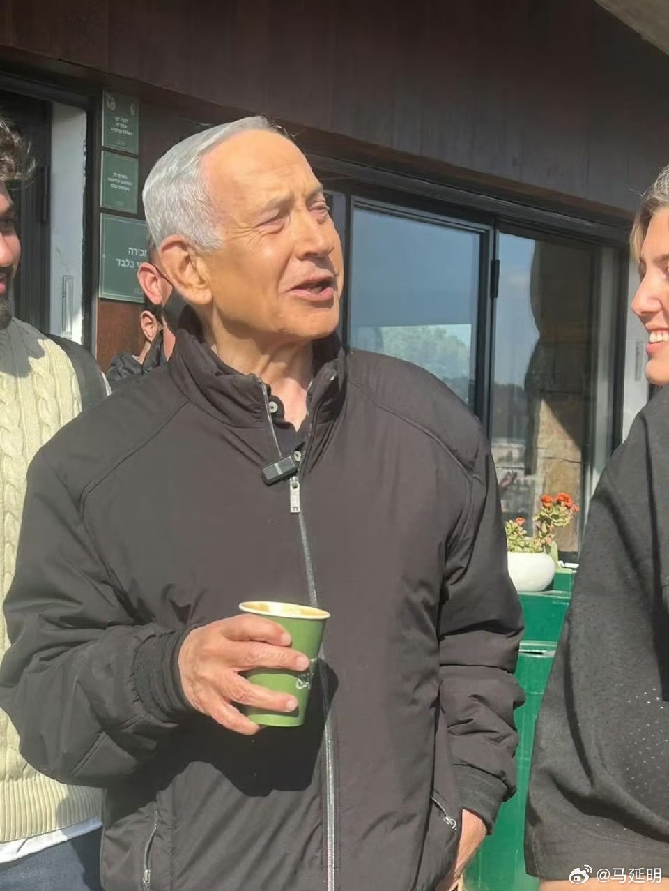 应该称内塔尼亚胡“小六子”。看过“让子弹飞”这部电影的，都知道大麻子九筒的手下有