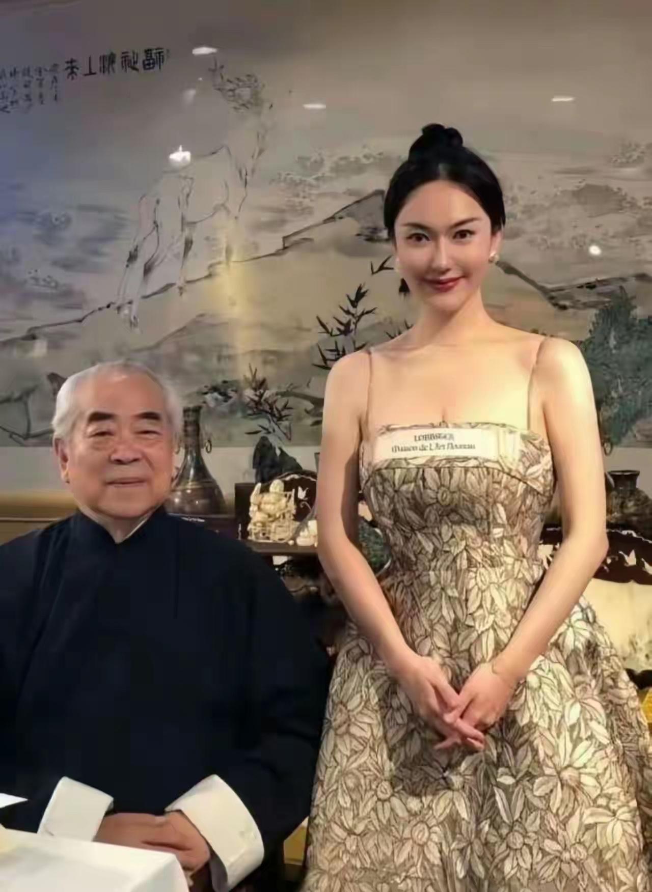 范曾和徐萌俩口子岁数相差半百，都在揣测这种差两代人的婚姻是否真爱，这些只有她们自