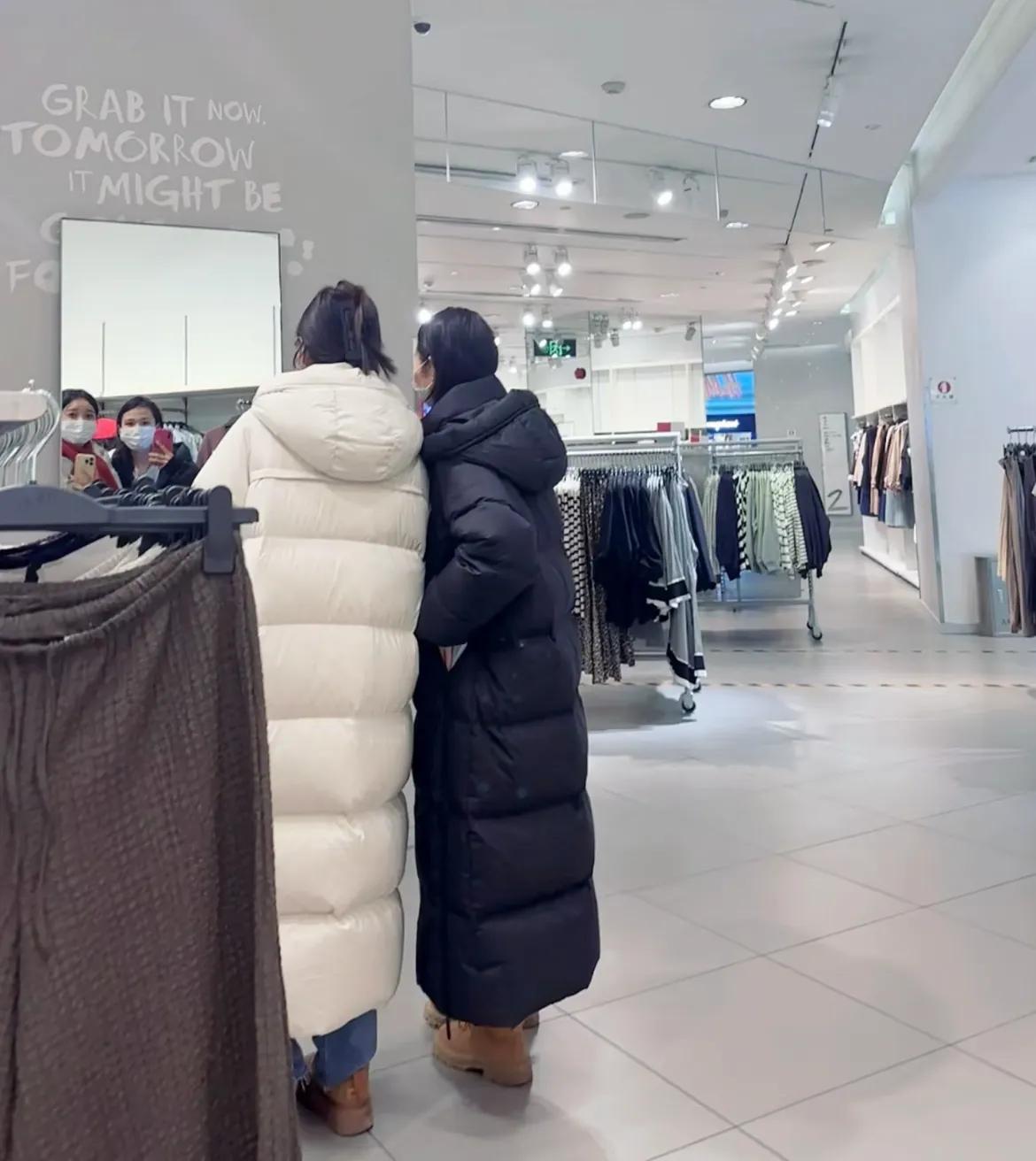 逛街看到这件羽绒服直接清醒了...

今日闲逛，本已有些疲惫，满眼的快时尚品牌衣