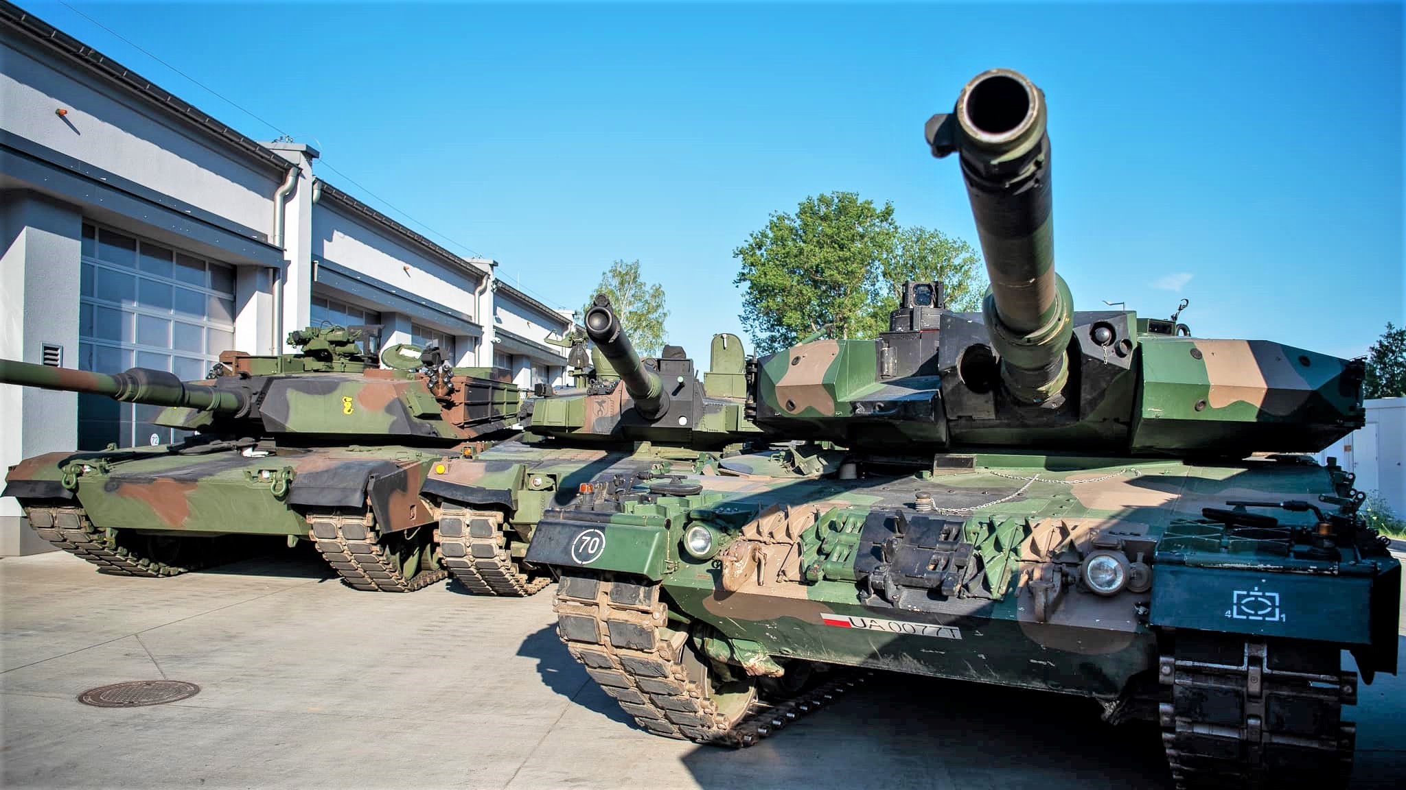 波兰M1A1艾布拉姆斯、K2黑豹和豹式2PL并列在一起#武器装备# ​​​