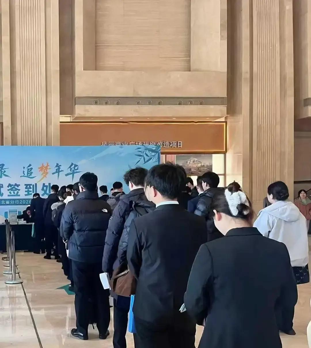 50万点赞给一份面试复盘？
这届应届生是真牛，不仅拿下了农业银行的offer，还