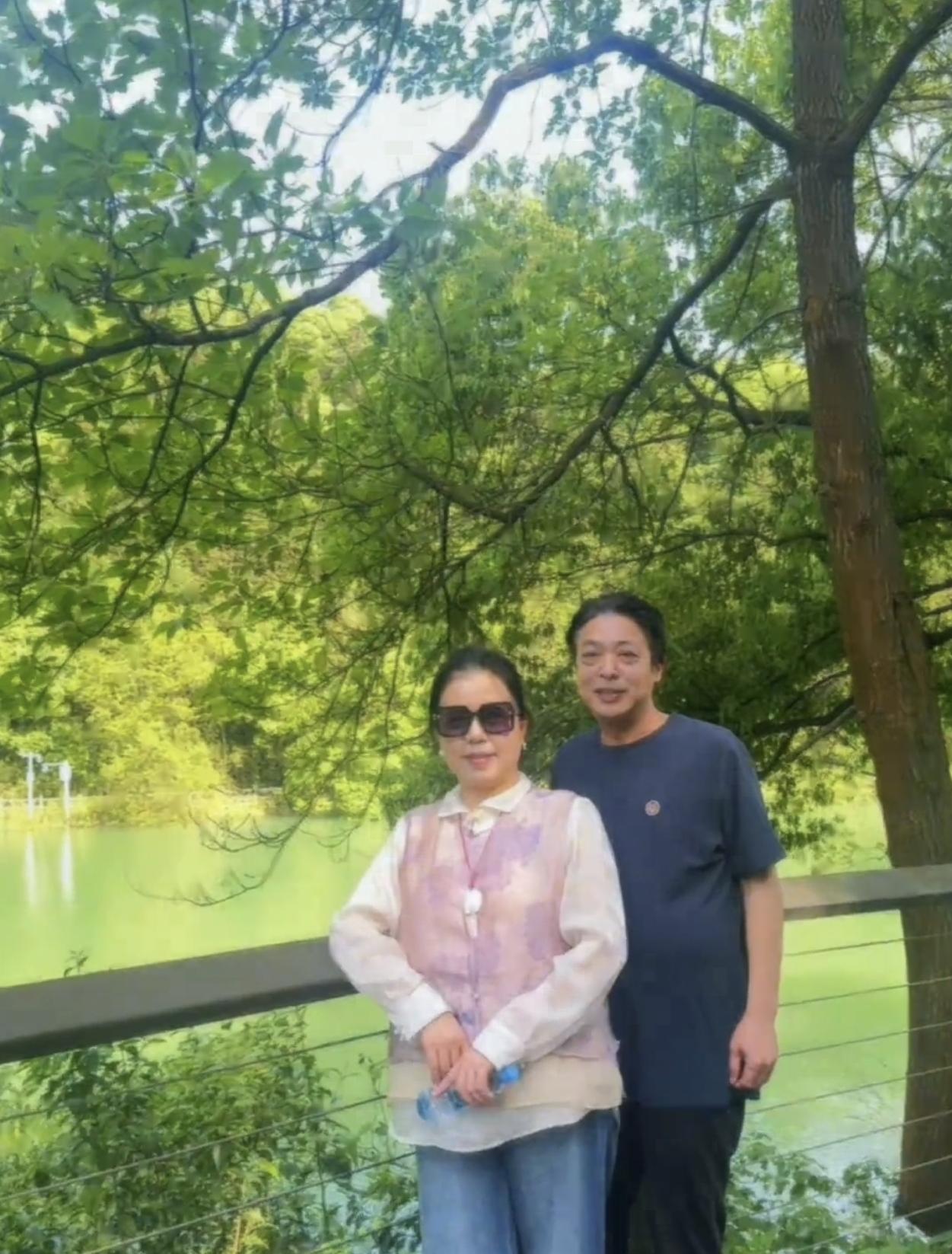 家人们姐姐们晚上好，现在刚刚下播，聊聊许妈姚爸发文感动姗姗。
立夏刚过，有人说这