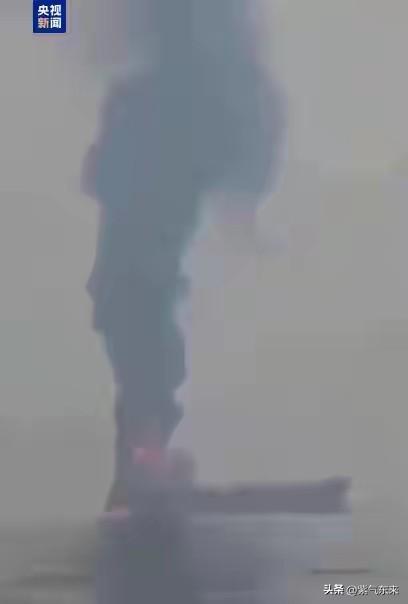 这艘油轮真是头铁的很

不知道天高地厚

结果悲剧了，被伊朗海军炸沉，沉入海底！