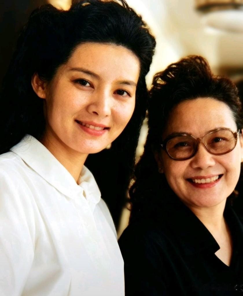中国影坛两位不同时代的顶流大明星。
右边长者是上世纪四、五十年代的当红影星，她主