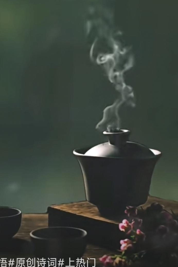 塞鸿秋·感悟 
世事如棋落子频，
眉间莫锁山河恨。
风梳柳韵添清润，
雨打苔痕成