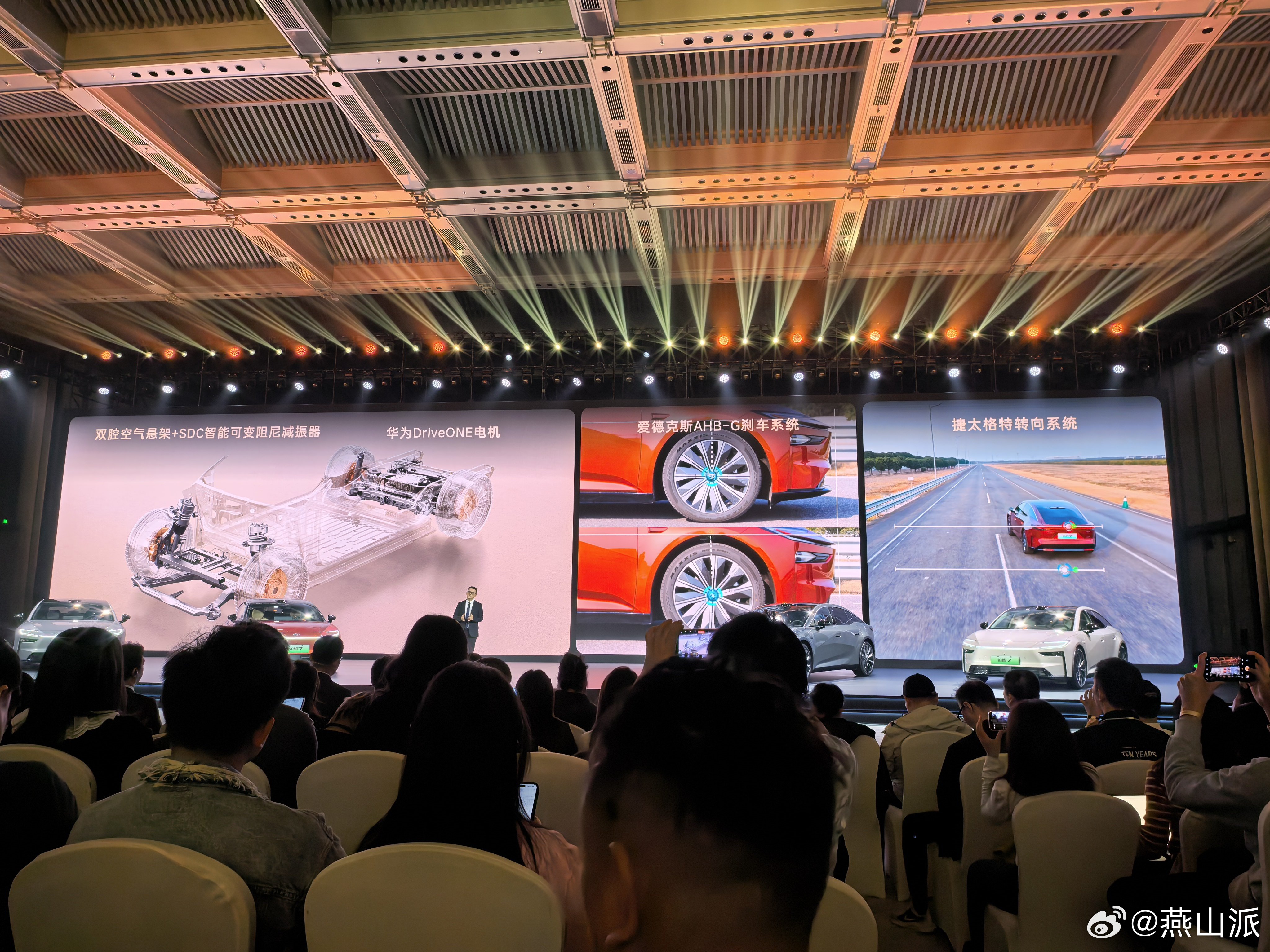 铂智7的内饰一点也不丰田白拴实木、NAPPA真皮，麂皮绒车顶等等豪华配置全都安排