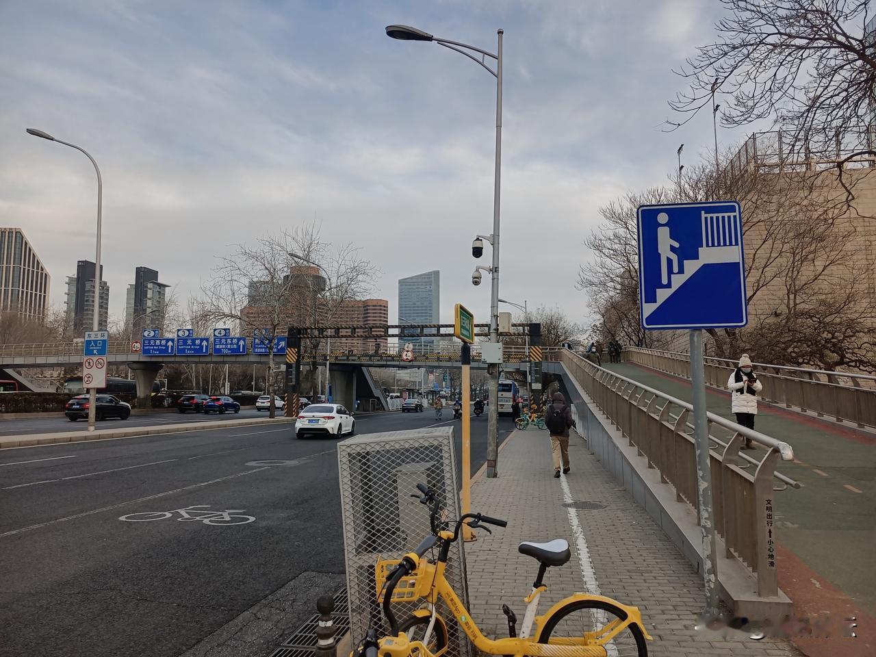 亮马桥这边的外环辅路过街天桥设计的很没有道理。
没有到辅路的人行过街步行梯，只有