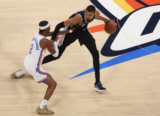 看NBA上咪咕视频，和东部决赛尼克斯摧枯拉朽击溃骑士不同，本赛季的西部双雄雷霆和