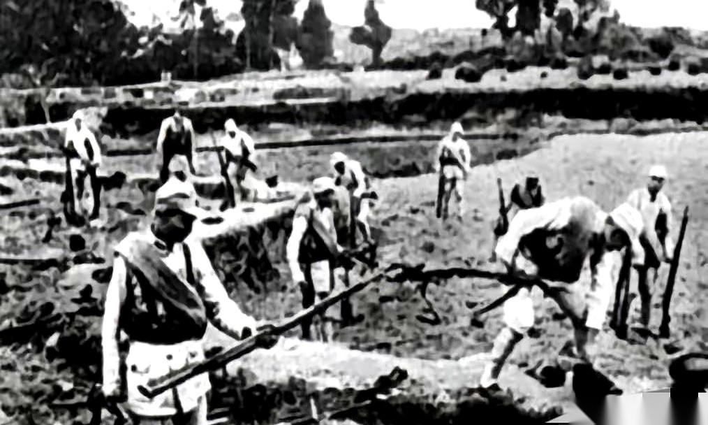 打扫战场，最瘆人的是什么？
不是踩到地雷，也不是被流弹击中。
是当你弯腰，去捡一