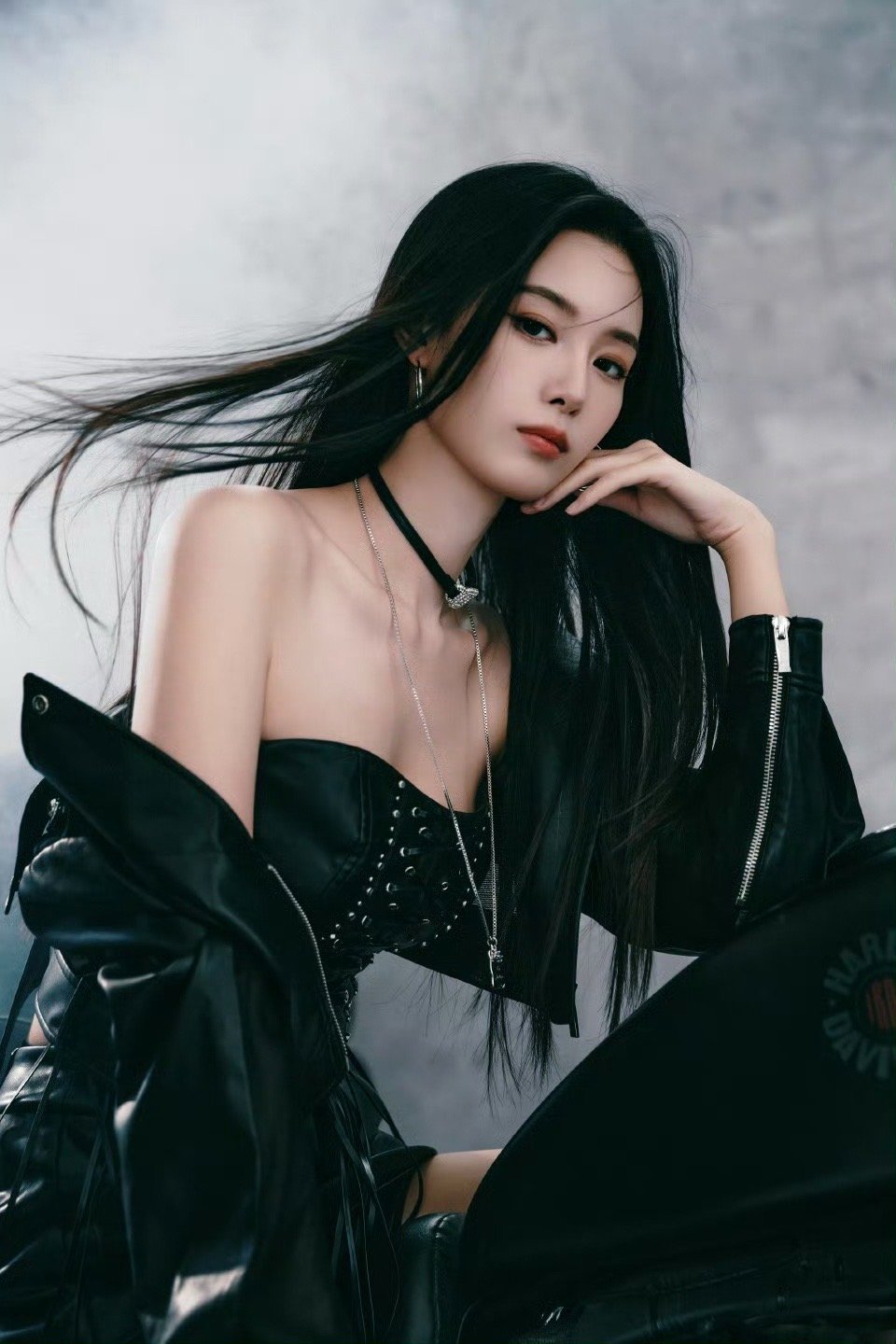 徐艺洋机车风 徐艺洋酷飒暴击，暗黑机车+冷感气场，好帅！ ​​​