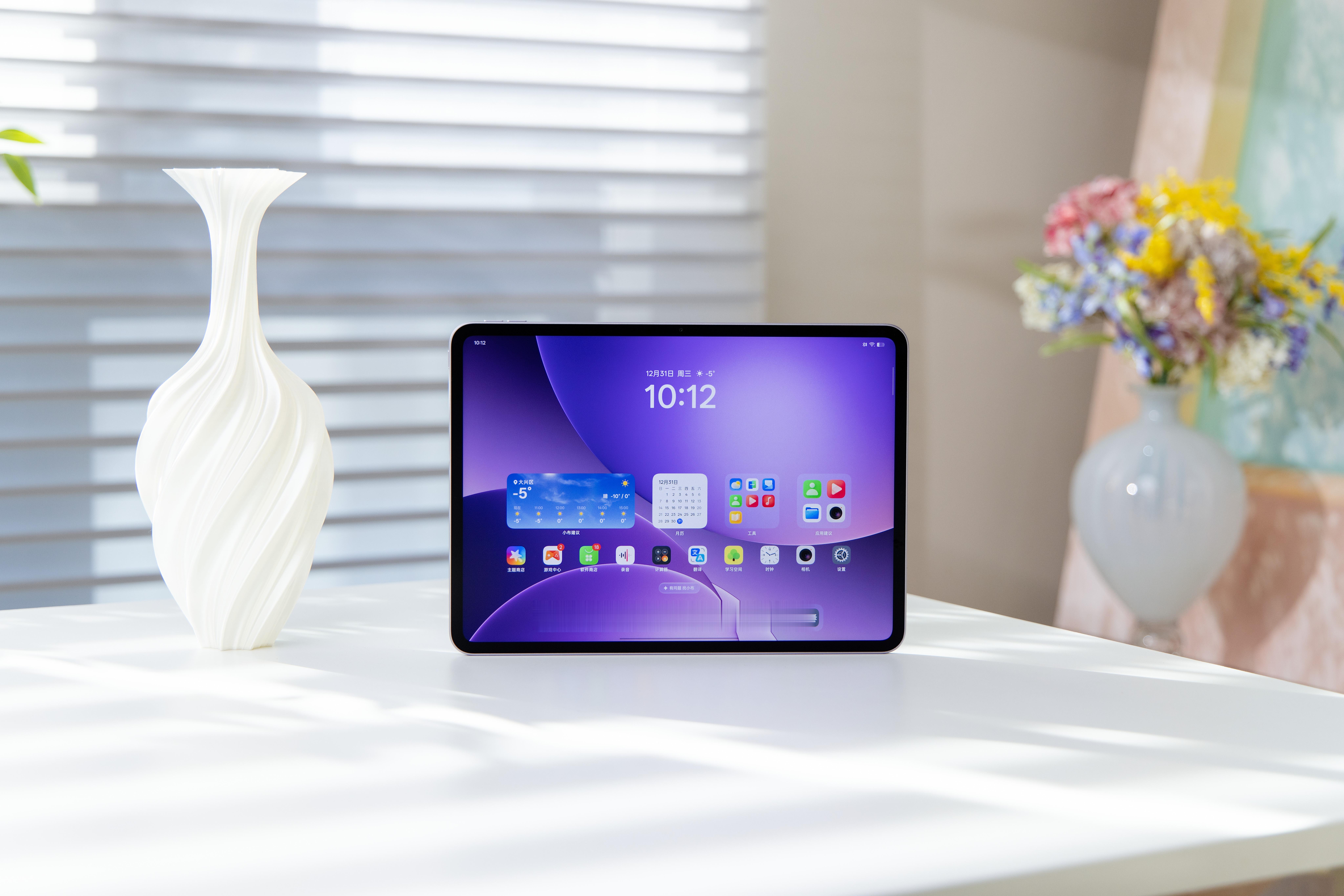 OPPO Pad 5 柔光版图赏，背板的流动纹理观感相当飘逸，再加上幸运紫配色，