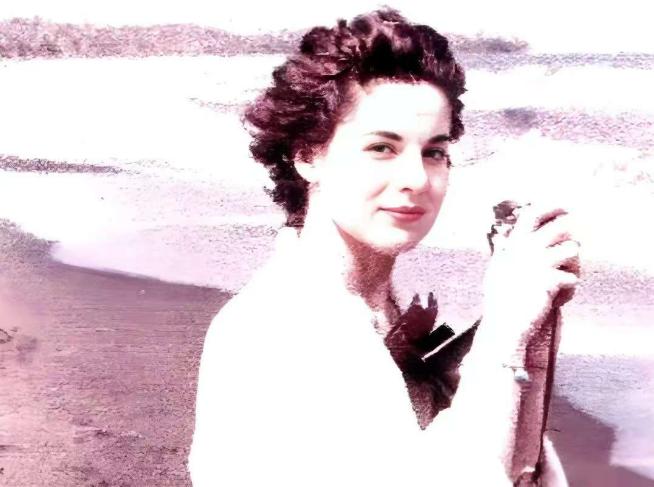 1960年，美国派她去刺杀卡斯特罗，他掏出枪递给她：开枪吧

美国中情局策划了6