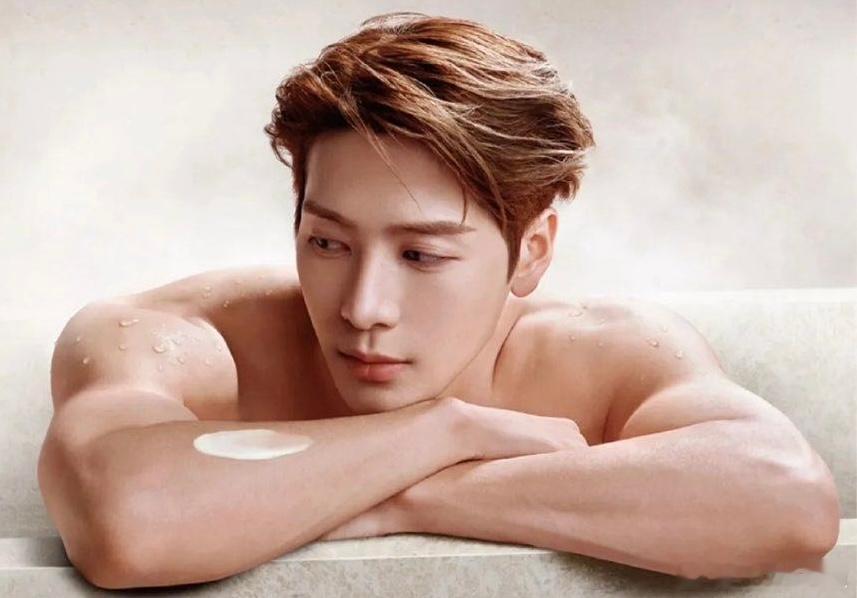 （扭曲）（尖叫）（贴着墙粘稠地蠕动）（拖行出一条溟痕）(尖叫) (扭曲) (阴暗