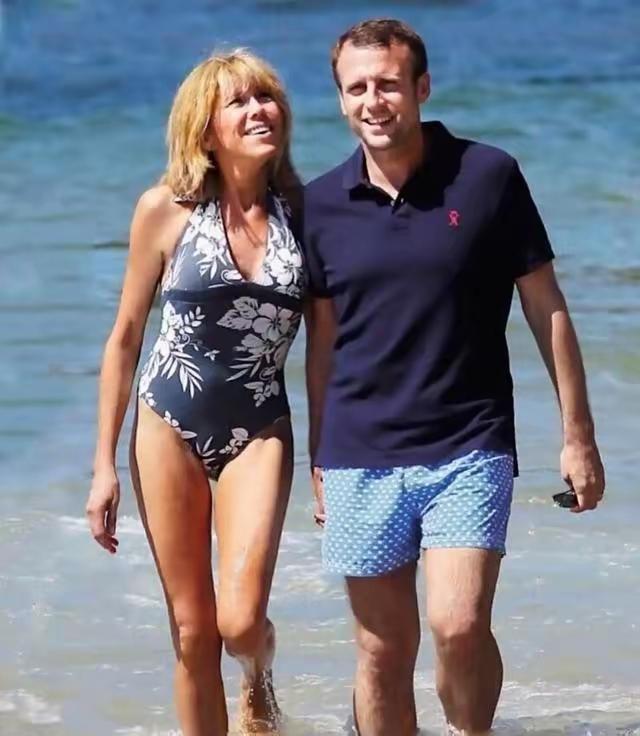 马克龙和妻子在海边散步，马克龙妻子此刻看起来还有点颜值。大概是因为她脖子短的原因