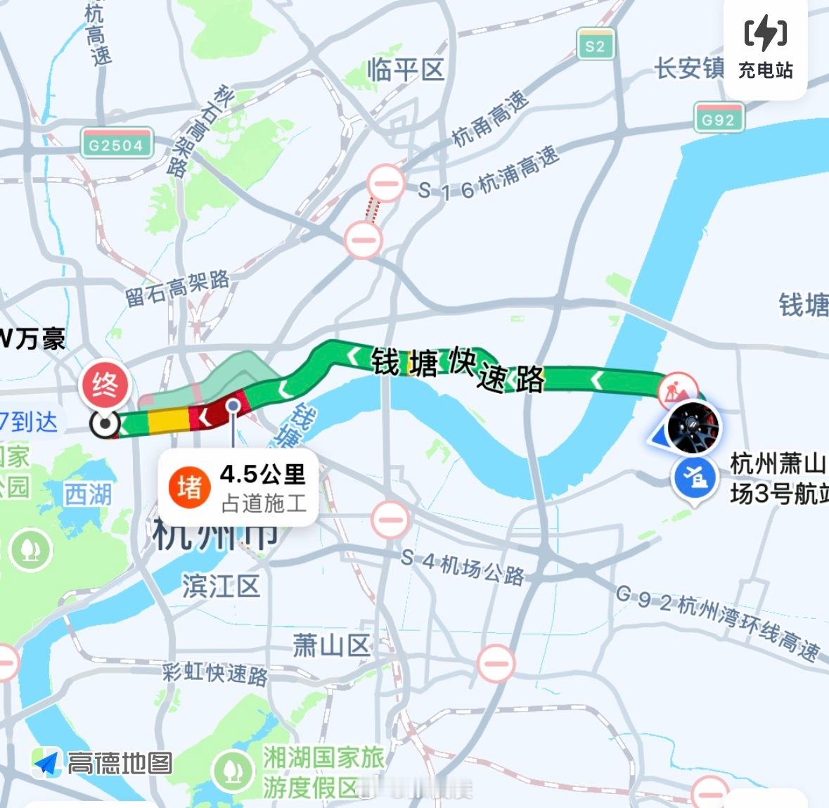 杭州今天下雪了，晚上要去比亚迪晚宴，坦白说这是一个道路必堵的局面，现在都已经开始