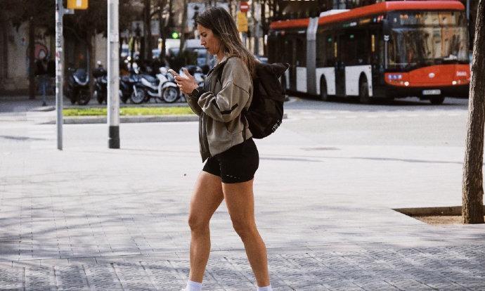 依旧是大冬天，西班牙街头真可谓“乱穿衣”名不虚传！一边是光腿暴晒的勇士，一边是裹