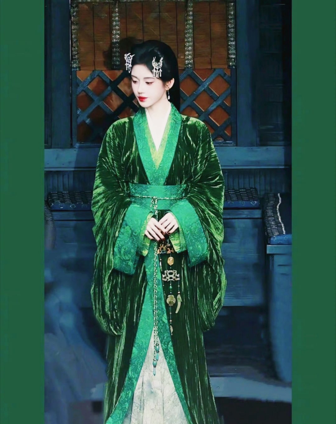 月鳞绮纪鞠婧祎戏服卖掉了这套造型太懂东方美了！翡翠绿长裙配金线刺绣，细节真的拉满