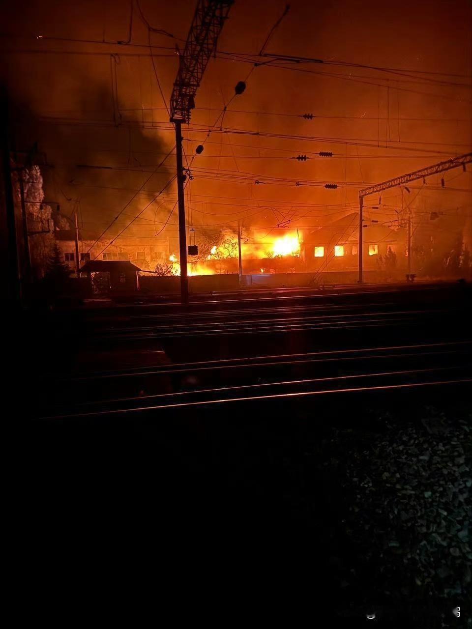 炸了、炸了、真的又炸了！俄军夜间空袭敖德萨铁路枢纽，该市北部铁路网遭波及。

当