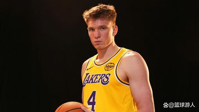 大惑不解！克内克特这是得罪雷迪克了？
湖人对阵独行侠的比赛正在进行，首发的拉拉维