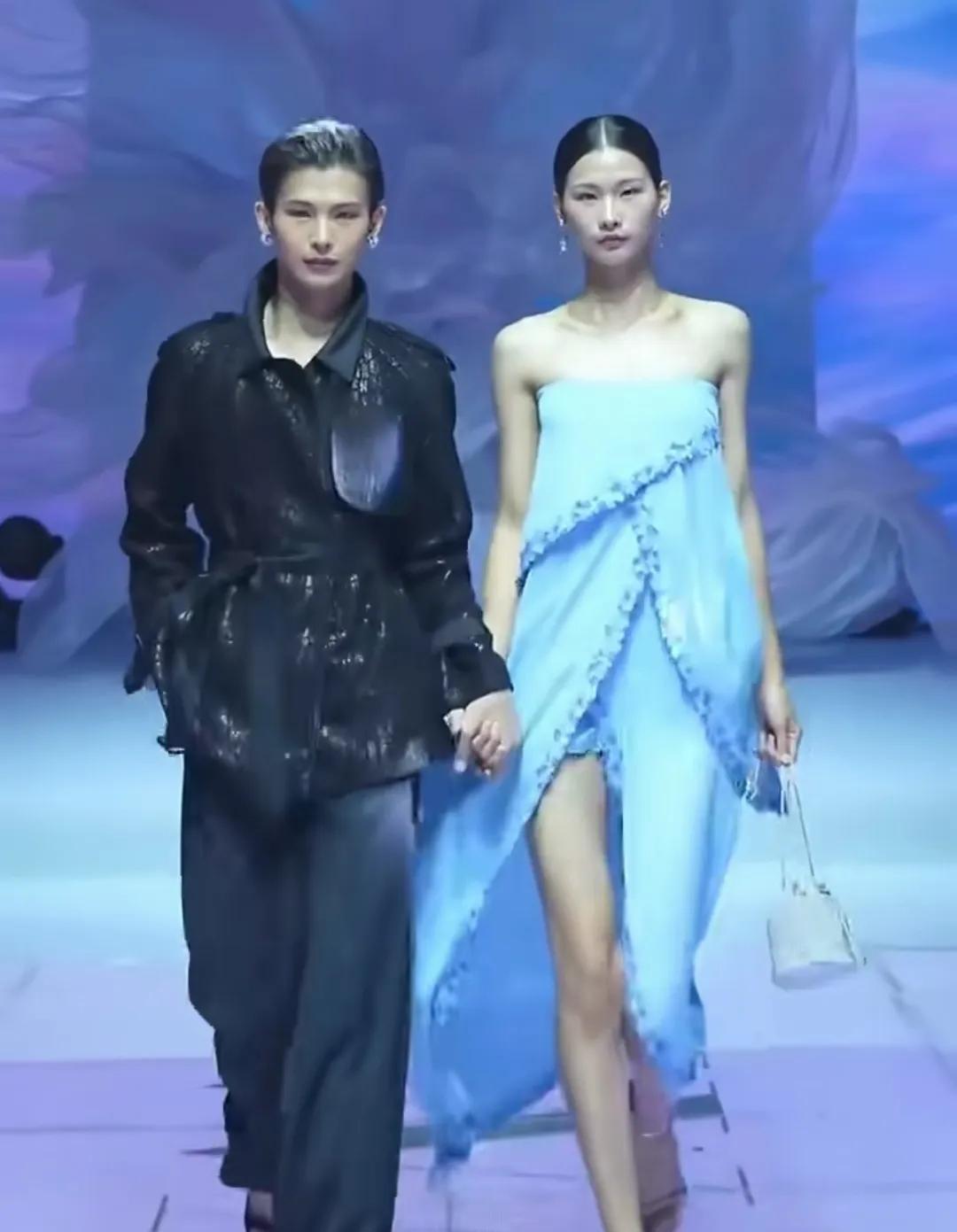 两个异父异母的兄妹！

他们两个长得太像了，

这样一装扮起来所谓的高级感就上来