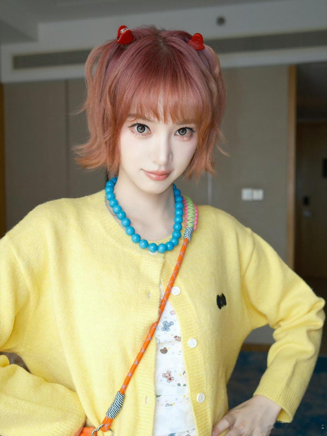 黄灿灿为防恶剪每天换发型其实我发现黄灿灿还挺适合当爱豆的，就是这种鲜艳明亮的发色