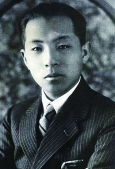 1940年，于凤至胸前严重溃烂，抛下丈夫张学良赴美治病。她憔悴走下飞机，正茫茫然