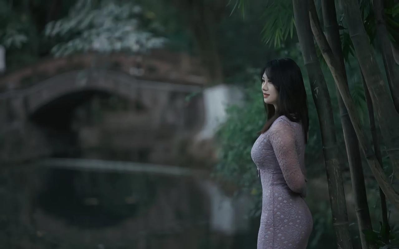 静谧竹林间，少女倚栏思悠远。公园