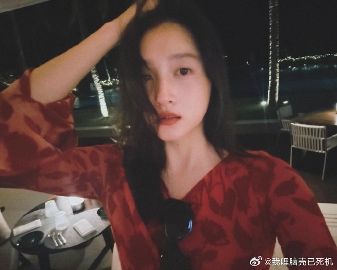 关晓彤明媚红裙 关晓彤ins晒海边红裙库存 关晓彤明媚红裙，是晓彤ins晒了海边