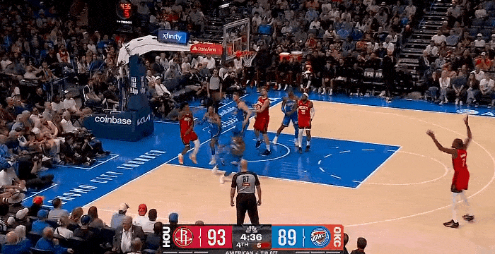 跳投的神！今天杜兰特真是投爽了！
在今天NBA揭幕战火箭对阵雷霆的第四节比赛中，