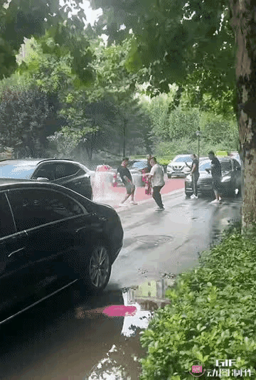 这画面看着太下头了！
年轻的伴娘哇哇尖叫，
但是几名婚闹的男子依然拿着灭火器对着