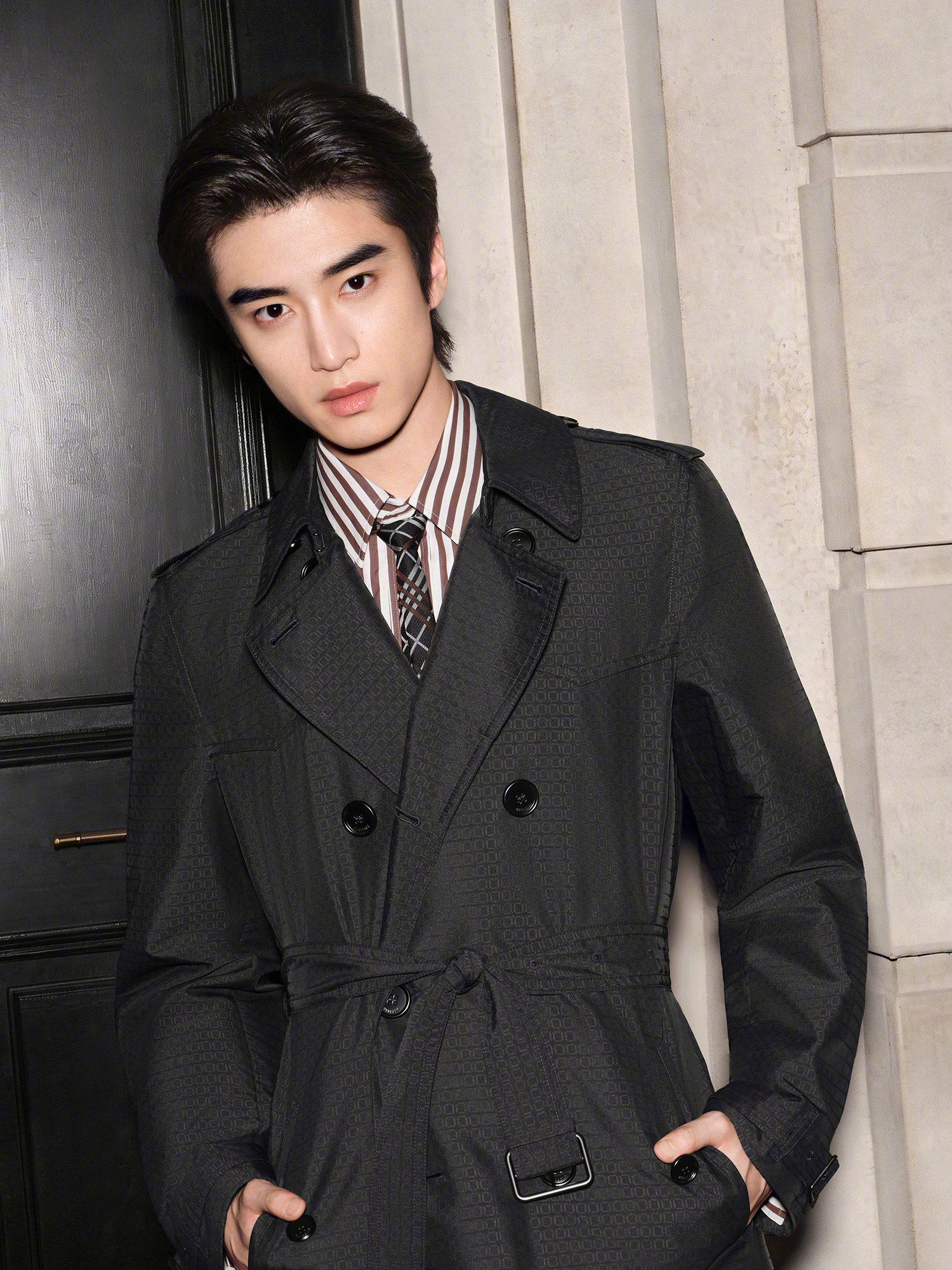 张康乐官宣成为Burberry美妆品牌大使。这是品牌首位拥有title的00后面