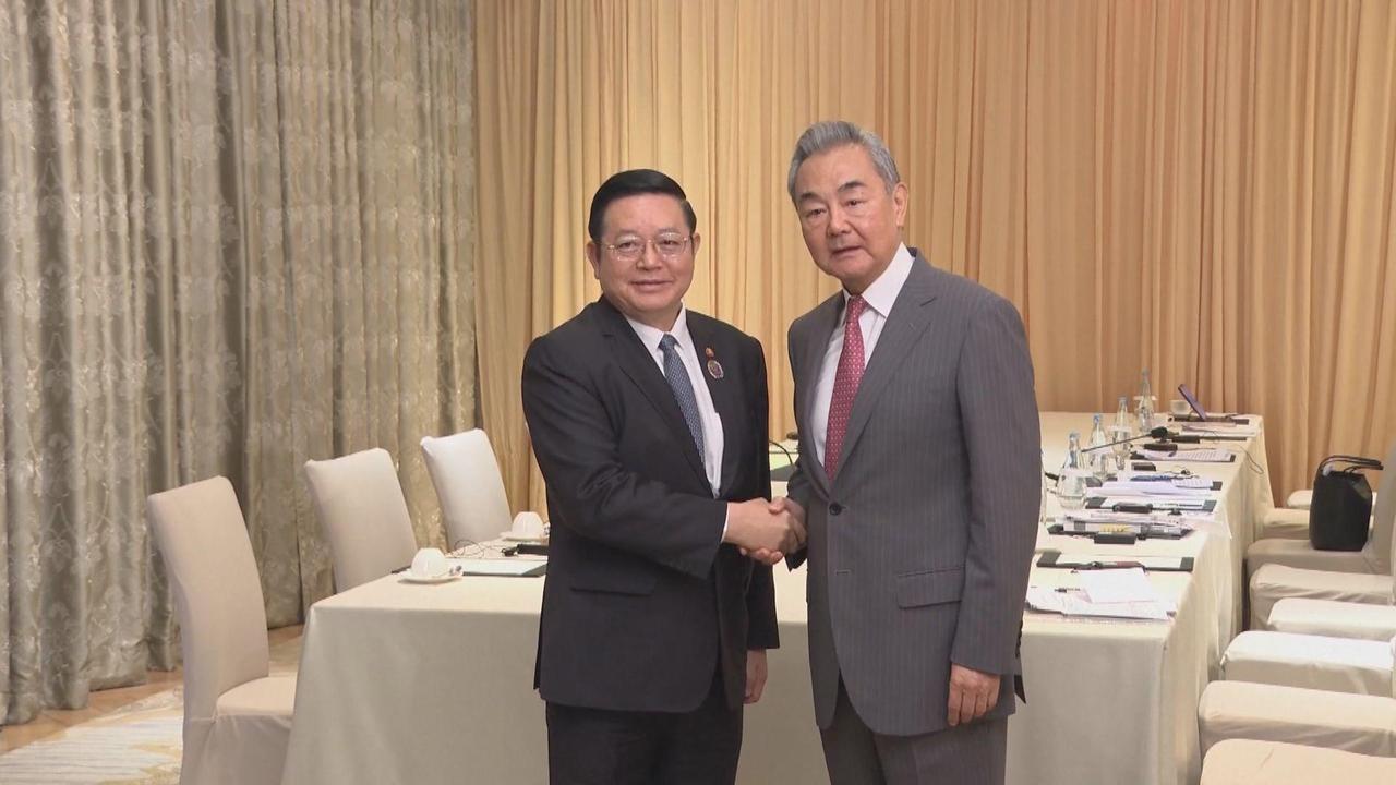 王毅外长强势抵达马尼拉，在菲律宾的主场，没给马科斯留一点面子
 
东盟外长会议在
