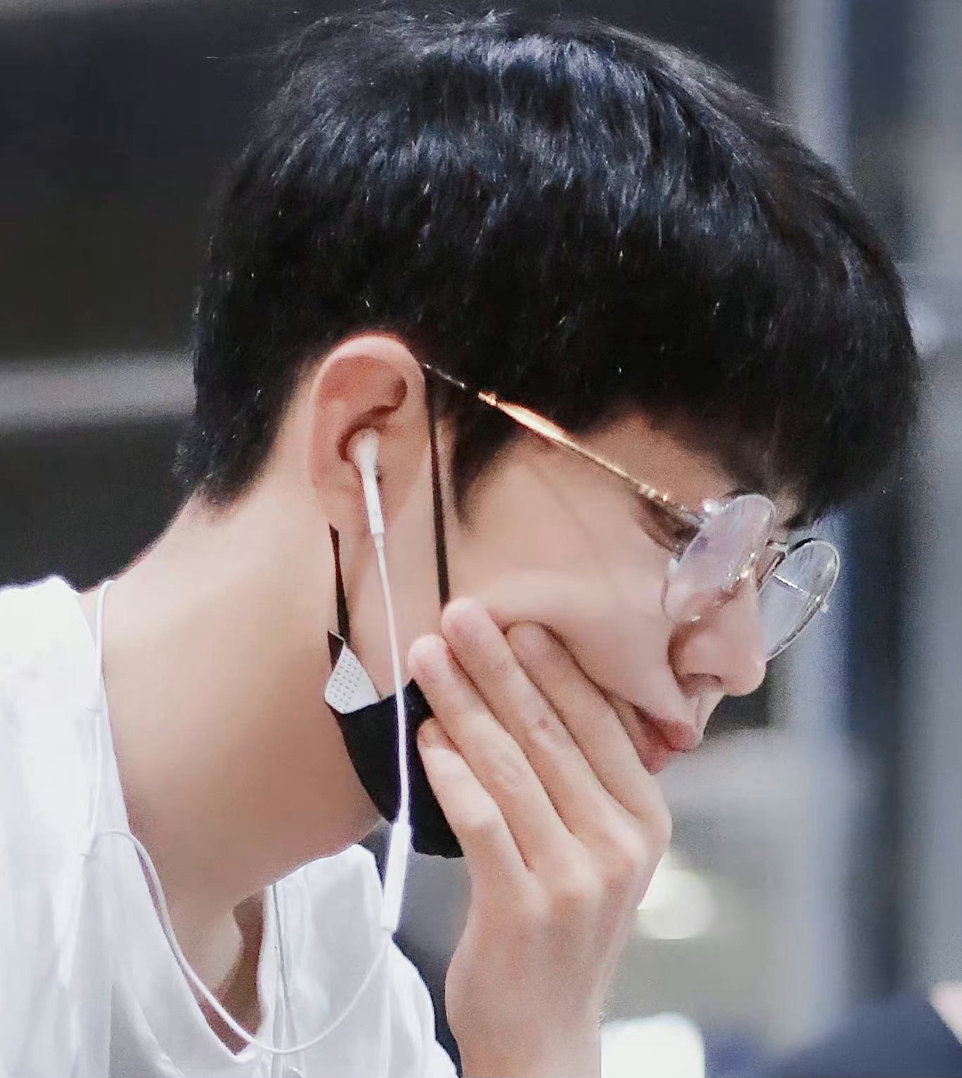 唇边的嘟嘟肉好好玩的样子