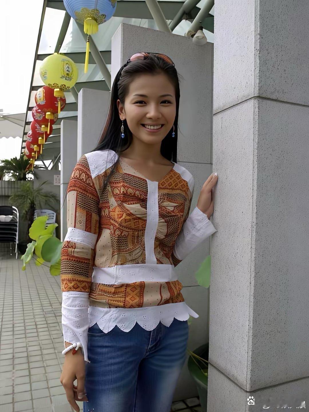 2000年刚出道的刘涛，22岁的旧照也太有灵气了！笑容明媚又干净，满是青涩清纯的