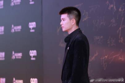 2025微博文化交流之夜·新加坡站上，任嘉伦以“中国文艺界代表”身份发表演讲，在