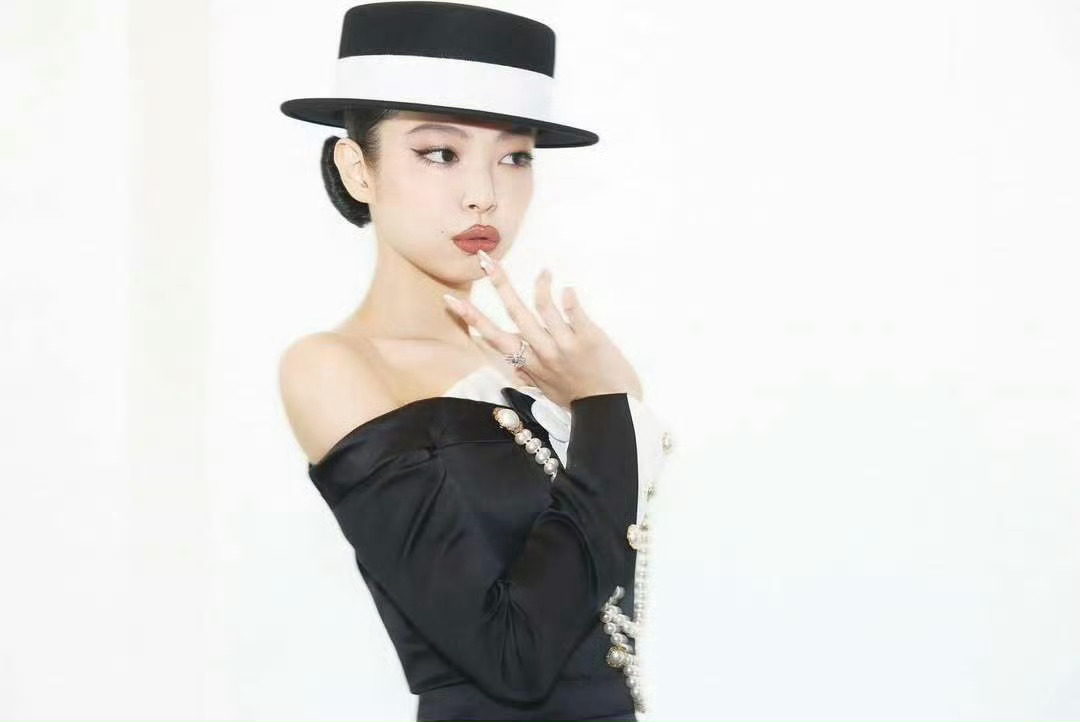 Jennie晚宴造型还是这个造型好看……总之祝她成功吧 ​​​