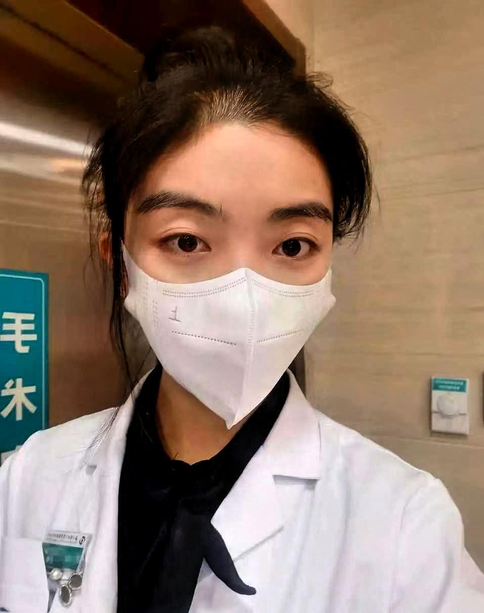 上海一位三甲医院的女医生，进手术室前，居然当着患者家属的面，把递过来的红包收下了