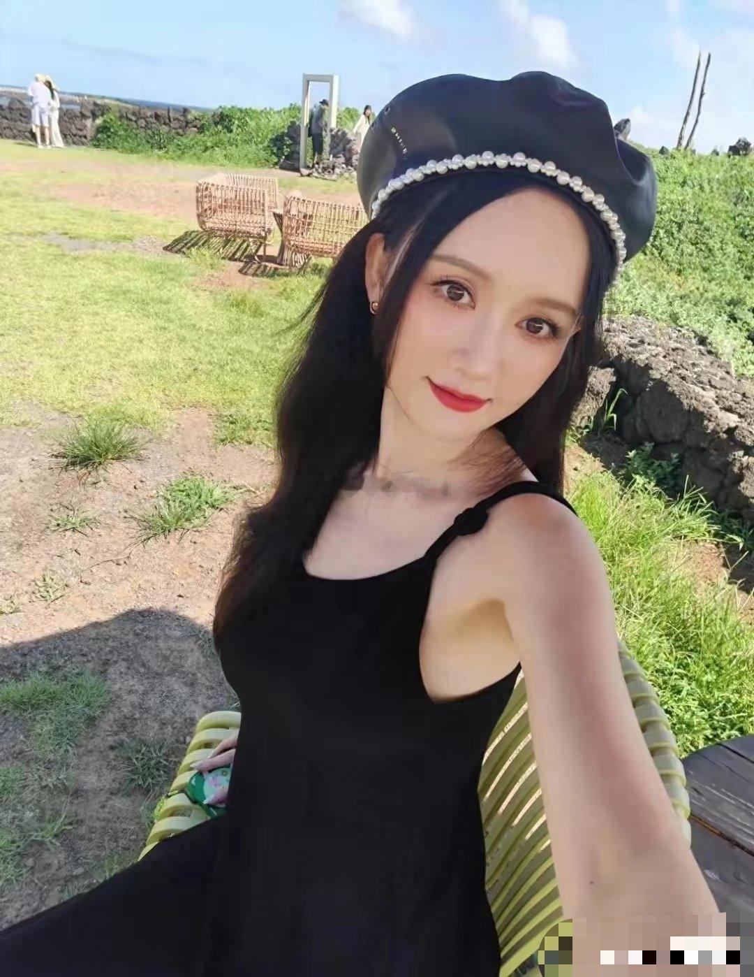 这就是找年轻伴侣的状况，陈乔恩最新美照来袭，黑色吊带裙贝雷帽优雅甜美，又证明了自
