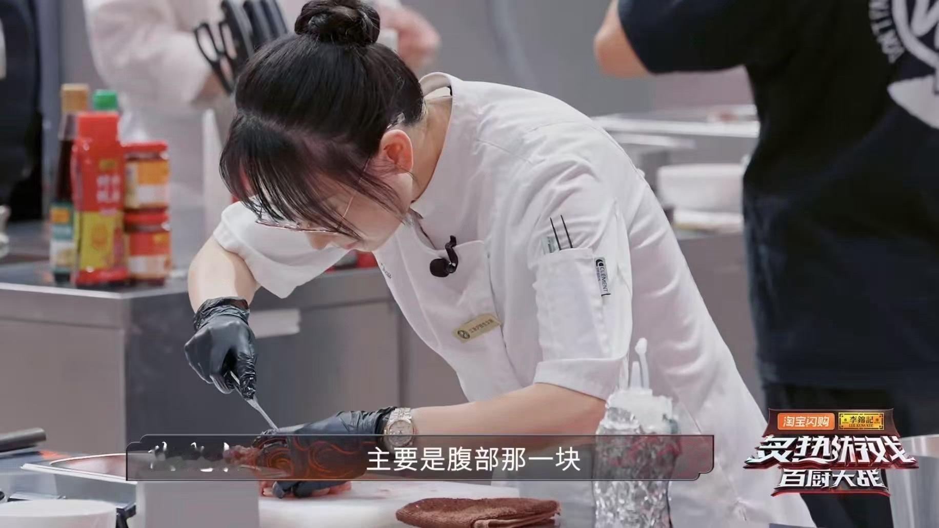 没见过这么露骨的综艺 谁看《炙热游戏：百厨大战》不被女厨师的刀工惊到？整鸽脱骨全