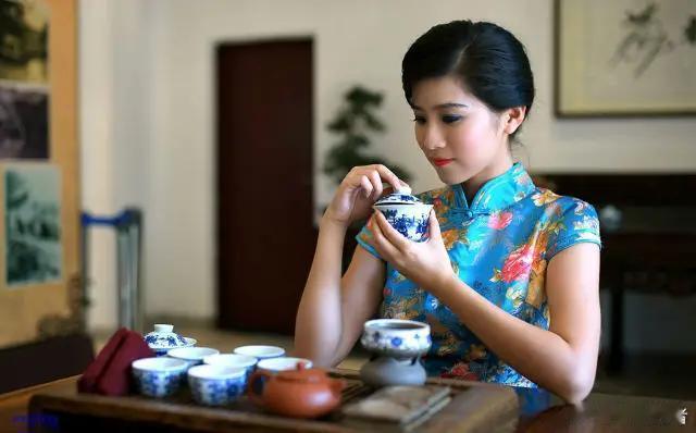 生茶放多久才能好喝？新制生茶口感猛烈，大多数人不敢多喝，都将其储放若干年待茶汤变