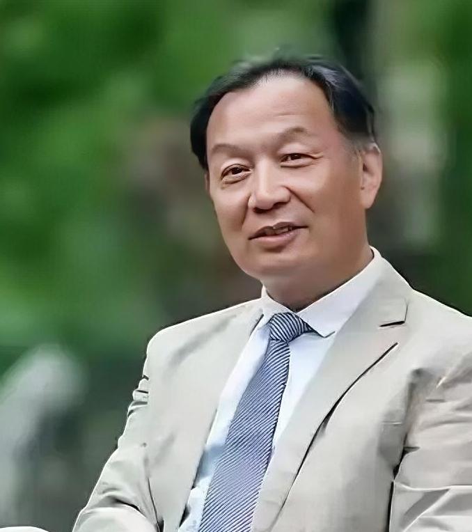 温铁军教授有句话说得实在太让人警醒了：“国有资产是几千万先烈拿命铺出来的”！他年