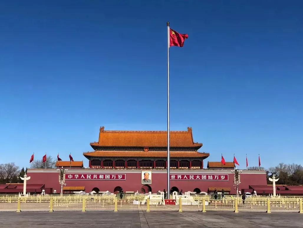 现在好像有一个不成文的规定，在评价毛主席的时候，说完功绩之后，最后都要强调一下错