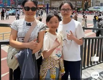 车间妈妈带孩子见证自己上城市大屏真的好治愈！不是明星网红，是普通车间女工被放上城