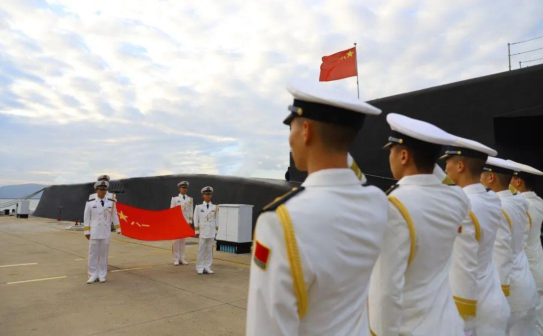 南部海军某潜艇部队为2023年毕业军官学员授予少尉军衔 ​​​