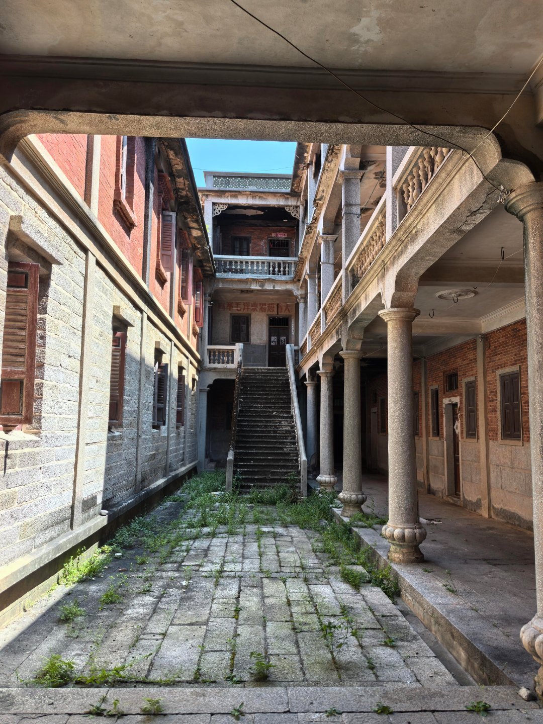 华侨建筑——六也亭（杨家大楼）位于泉州石狮市永宁镇后杆柄村的杨家大楼，尽管历经百
