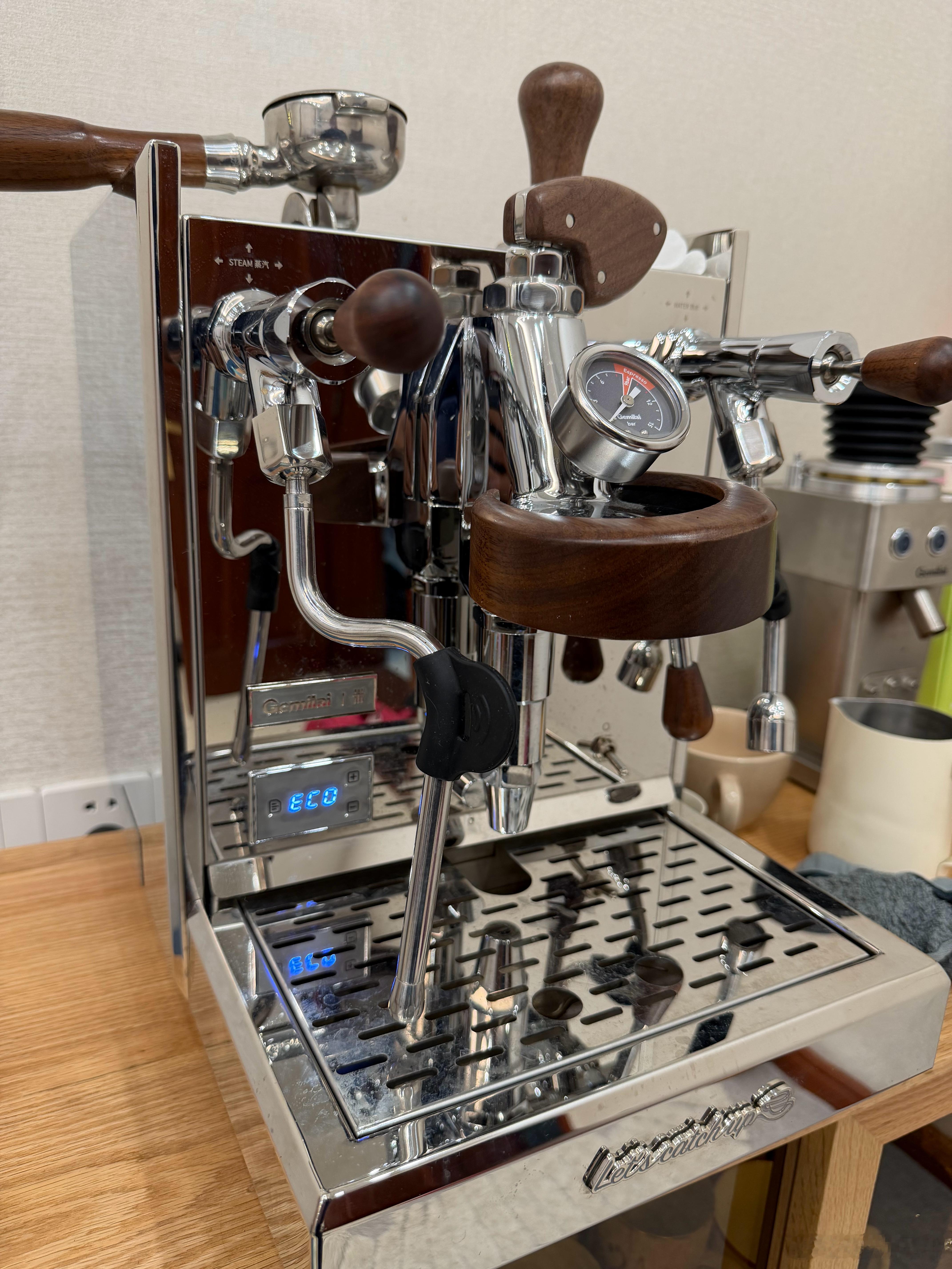 我这台格米莱万元级家庭咖啡套餐越来越好用了，感觉非常不错，出杯稳定，造型复古，唯