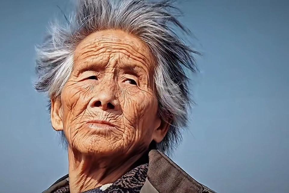 淄博小伙给80岁奶奶拍的超酷短视频获千万点赞，当事人：30%收入给她
 
没滤镜