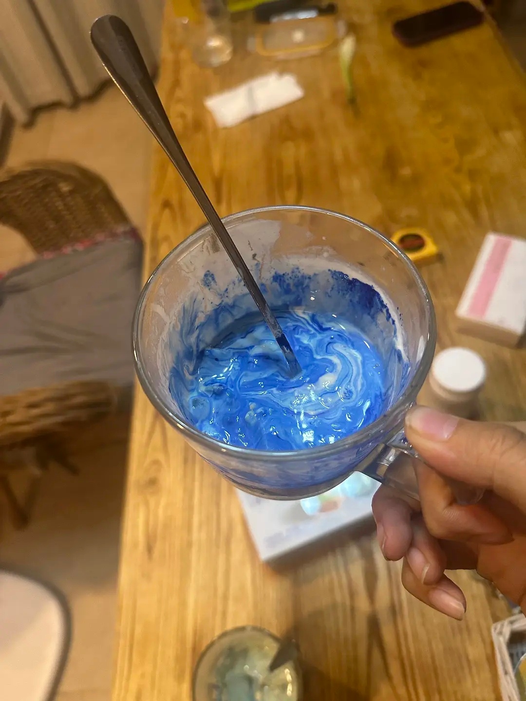 我妈做的酸奶像是蓝笔漏墨了我做漆扇都不敢用这么大胆的色彩￼ 