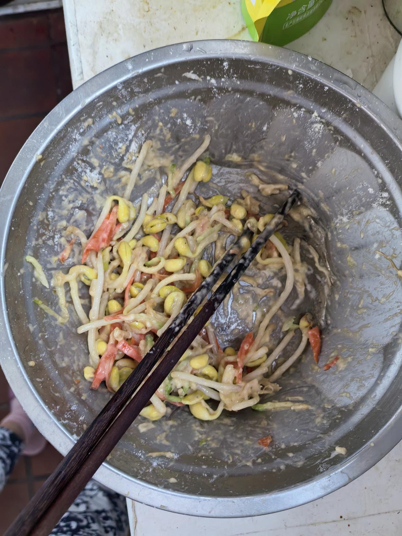 天宅家，豆芽萝卜丝炸咸食，香得很！
 
下雨天不想出门买菜，冰箱剩点黄豆芽、萝卜